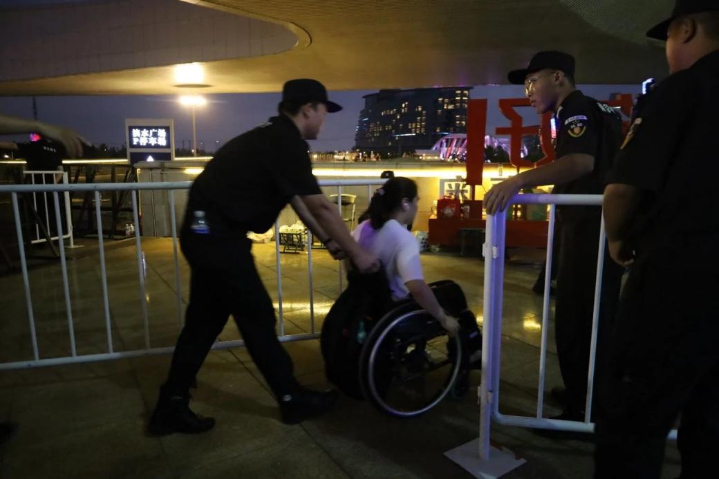 C:/Users/Administrator/Desktop/臺(tái)風(fēng)“貝碧嘉”來(lái)襲，南京保安積極應(yīng)對(duì)，“守”護(hù)萬(wàn)家團(tuán)圓！/13.jpg13