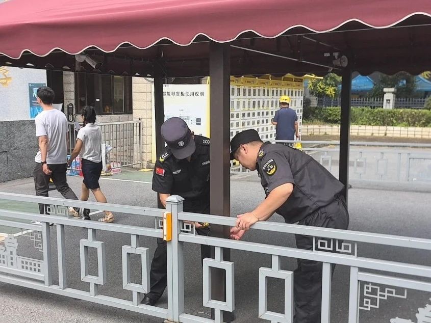 C:/Users/Administrator/Desktop/臺(tái)風(fēng)“貝碧嘉”來(lái)襲，南京保安積極應(yīng)對(duì)，“守”護(hù)萬(wàn)家團(tuán)圓！/4.jpg4