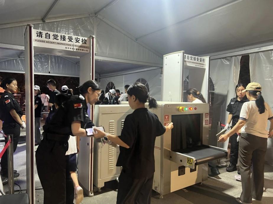 C:/Users/Administrator/Desktop/臺(tái)風(fēng)“貝碧嘉”來(lái)襲，南京保安積極應(yīng)對(duì)，“守”護(hù)萬(wàn)家團(tuán)圓！/9.jpg9