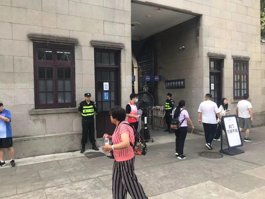 C:/Users/Administrator/Desktop/臺(tái)風(fēng)“貝碧嘉”來(lái)襲，南京保安積極應(yīng)對(duì)，“守”護(hù)萬(wàn)家團(tuán)圓！/8.jpg8