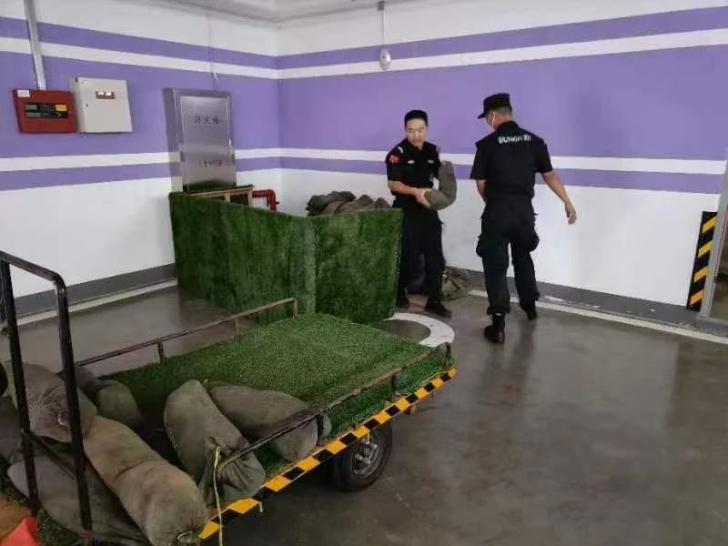 C:/Users/Administrator/Desktop/臺(tái)風(fēng)“貝碧嘉”來(lái)襲，南京保安積極應(yīng)對(duì)，“守”護(hù)萬(wàn)家團(tuán)圓！/5.jpg5